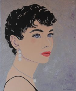Audrey - Hübsche, junge Lady, Perlenschmuck, Kurzhaarfrisur, silberner Hintergrund